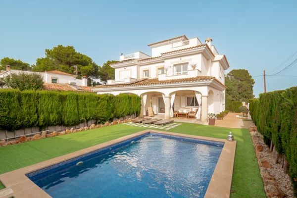 Mallorca Moderne neuwertige Doppelhaushälfte mit Pool in Badia Blava zu verkaufen