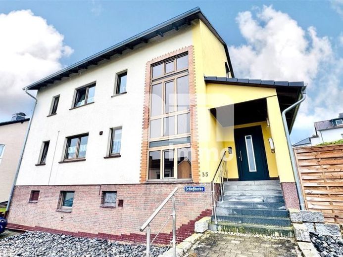 Garaj, güneş enerjisi sistemi ve geniş bahçeye sahip, kapsamlı kısmen yenilenmiş üç ailelik ev – Photo 1