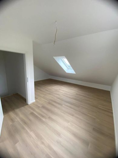 Casa adosada de nueva construcción (5 hab.) con jardín y plaza de aparcamiento – solo queda 1 disponible | cerca de Berlín/Potsdam – DG linke Seite