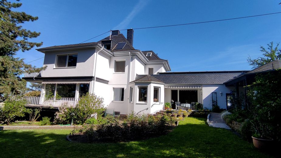 Affascinante villa su un ampio terreno divisibile, con alberi secolari e posizione elevata senza possibilità di edificazione antistante – Gartenansicht