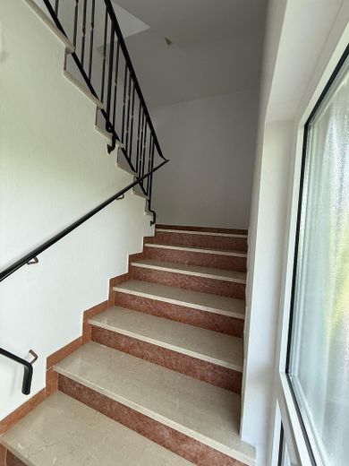 Neu renovierte 3-Zimmer-Wohnung mit Balkon, neuer EBK und 2 Stellplätzen in Reuffelbach (Mammelzen) – Treppenhaus