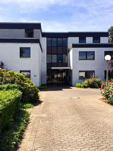 Erstbezug nach Sanierung: Barrierearme 2-Zimmer-Wohnung, Balkon & Tiefgarage in Bestlage Iserlohns – Haus Frontansicht