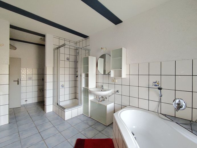 Saniertes Juwel in 95362 Kupferberg: Kamin-Romantik, neue Aufdachdämmung &amp; große Sonnenterrasse! – EG Badezimmer Ansicht 2