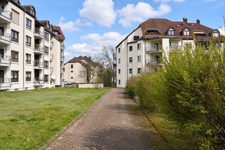 **RESERVIERT** Ansprechende 3-Zimmer-Eigentumswohnung mit Sonnenbalkon und Tiefgaragenstellplatz in Bad Homburg vor der Höhe - Ober-Eschbach – angenehme Wohnlage
