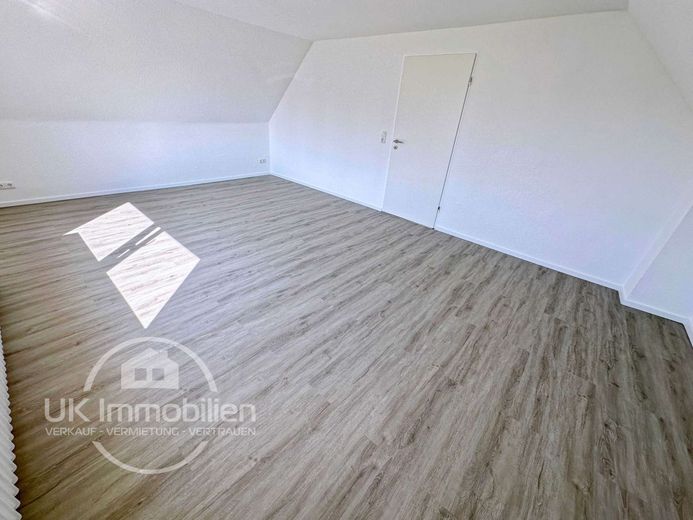 Erstbezug nach Sanierung 2,5-Zi-Whng im Dachgeschoss mit Gartenidylle – Wohnzimmer