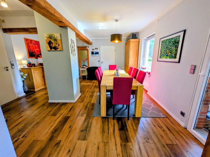 Elmshorn’da çok yönlü tek veya iki ailelik ev – Aile, home office veya kısmi kiralama için alan! – Diele