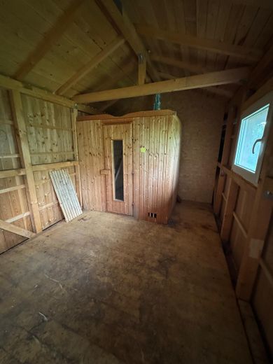 9-room two-family house on a 1080 m² plot, directly beside the railway tracks, 15 minutes by train to Munich – Gartenhaus mit Sauna