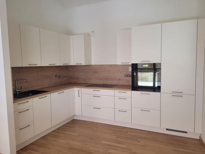 ERSTBEZUG – Traum am Cospudener See: 2-Raum-Wohnung mit Sonnenbalkon, EBK und TG-Stellplatz – Einbauküche (1)