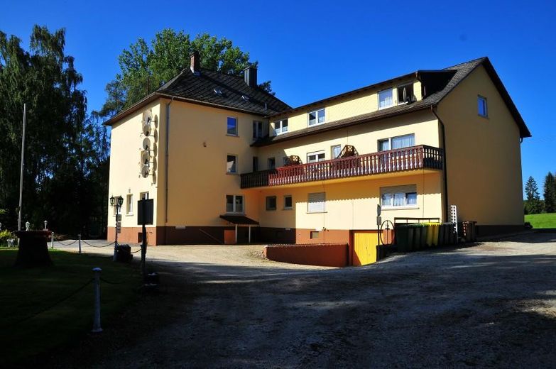 Wohnungen/ Seniorenresidenzen (11), Blockhaus-Treffpunkt(1), Bauplätze (3) – Hauptgebäude von Ost