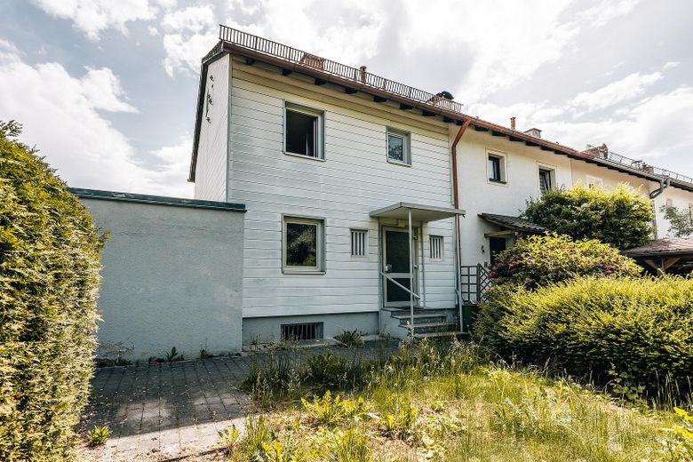 Traumhaftes Gartengrundstück 507qm Nähe Isarhochufer in Pullach mit großem Potential – Haus Strassenansicht 