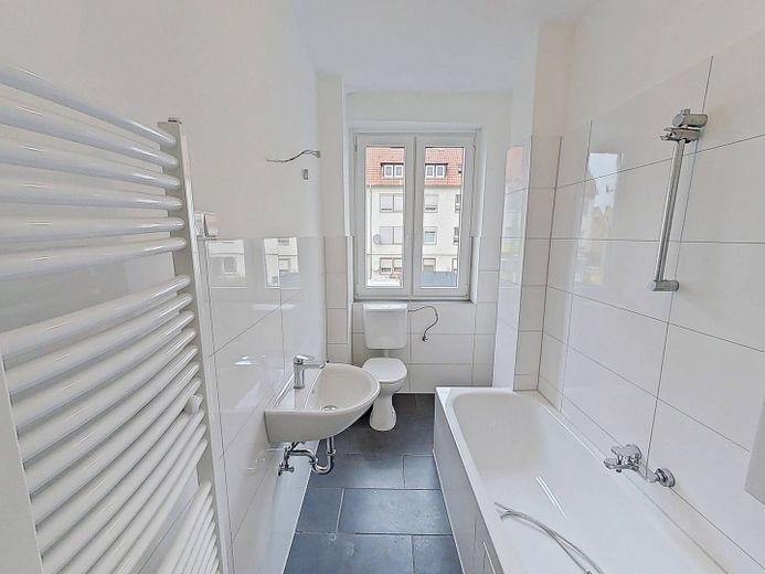 Charme&Gemütlichkeit: Schöne 2-Zimmer-Wohnung mit modernem Wannenbad in Bielefeld-Mitte – Bad