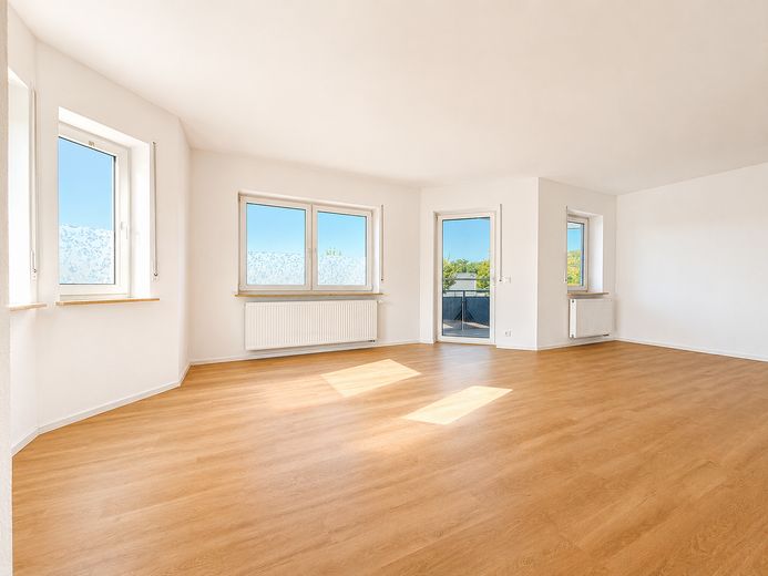Frisch renovierte 3-Zimmer-Wohnung mit Balkon & Stellplatz in Weikersheim – Wohn- und Essbereich