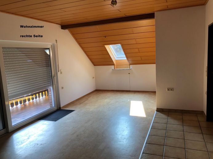 ruhige DG Wohnung mit Südb. in Wohnbereichstr. sucht langfristigen ruhigen Nichtraucher Mieter – Wohnz. rechte Seite