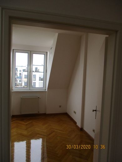 Wunderschöne 4-Raum Dachgeschoß-Altbauwohnung im beliebten Friedrichshain – Zimmer links
