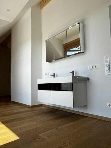 Neuwertiges 4-Zimmer-Penthouse mit Dachterrasse, Aufzug & Deckenkühlung in best Lage – Foto 8
