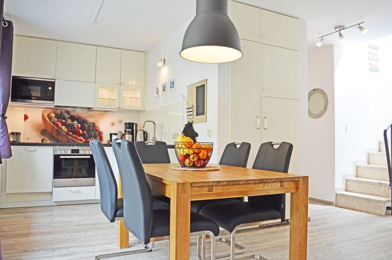 Für 6 Pers. m. Lederstühlen