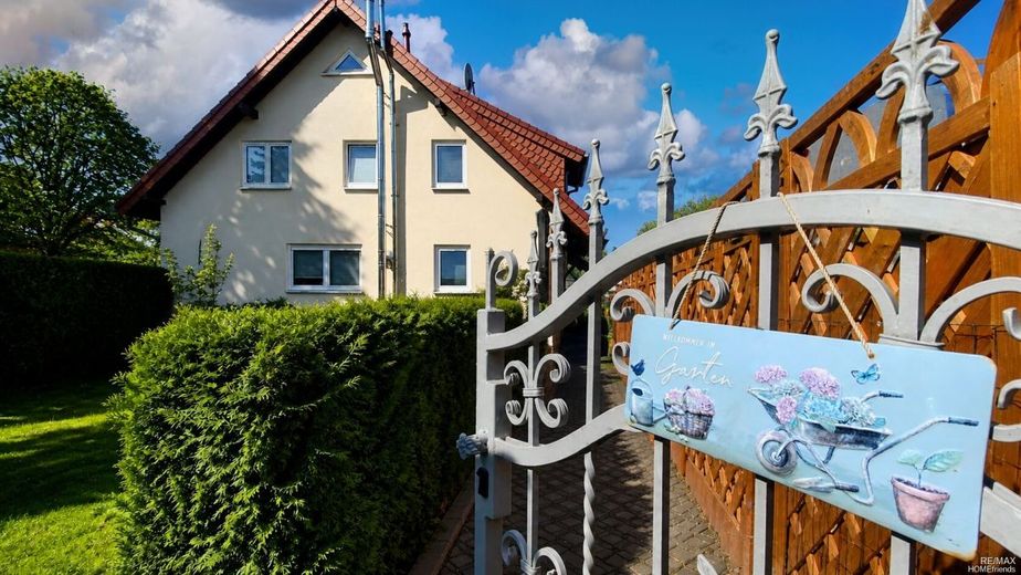 Doppelhaushälfte nahe Müggelsee | Niedrigenergiehaus mit Wintergarten &amp; Kamin in ruhiger Lage von Berlin-Köpenick – Straßenansicht