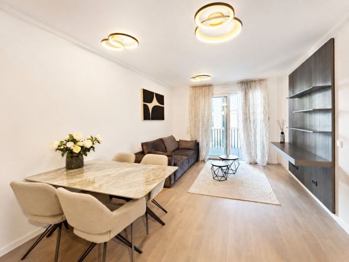 Hochwertig möblierte 2-Zimmer-Wohnung mit großzügigem Balkon – Foto 1