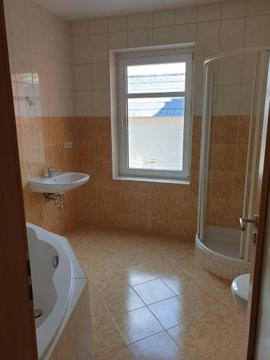 Bright 3-room apartment with large daylight bathroom and dressing room in Zwickau-Crossen – Bad