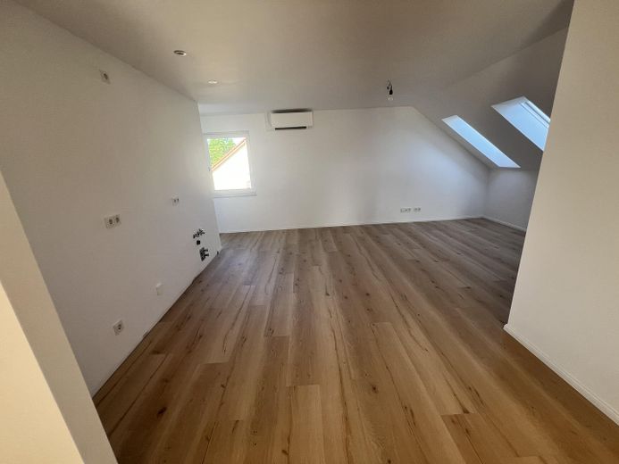 Moderne 4 Zimmer DG Wohnung mit Garten in ruhigem gehobenen Wohngebiet – Küche Esszimmer