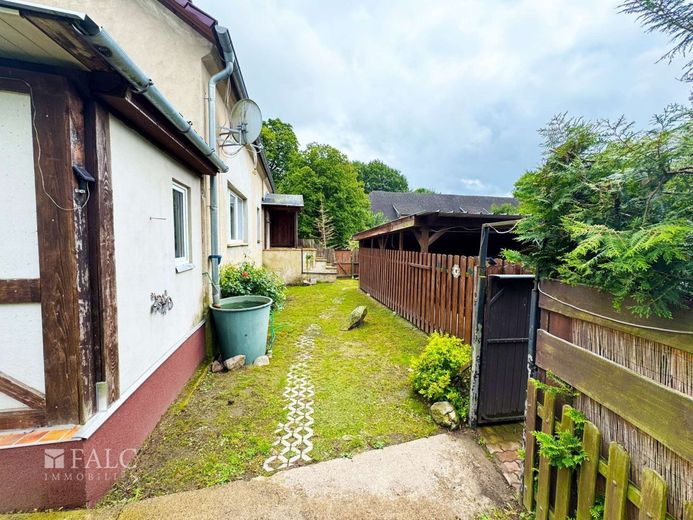 Provisionsfrei: Doppelhaushälfte mit viel Platz, Garten und Gestaltungspotenzial – Garten Seite mit Blick zum Nachbarn