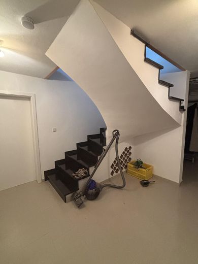 Einzigartiges Haus - seriöse Preisvorschläge willkommen – Kellertreppe