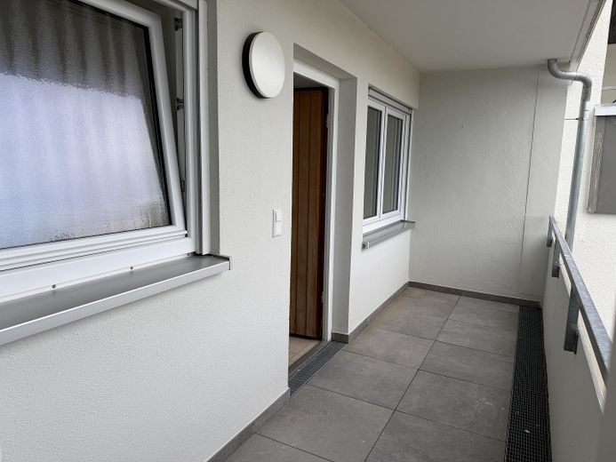 senza provvigione | 53 m² | 2 locali | balcone esposto a sud | cucina componibile | posto auto incluso – Laubengang zur Wohnung