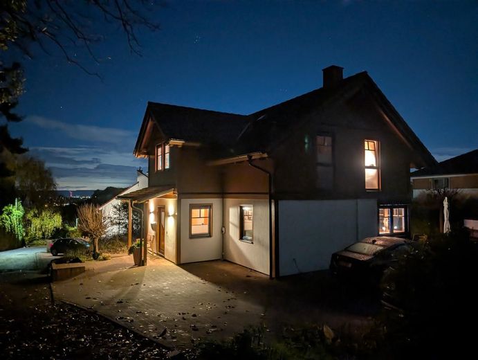 Hausansicht abends