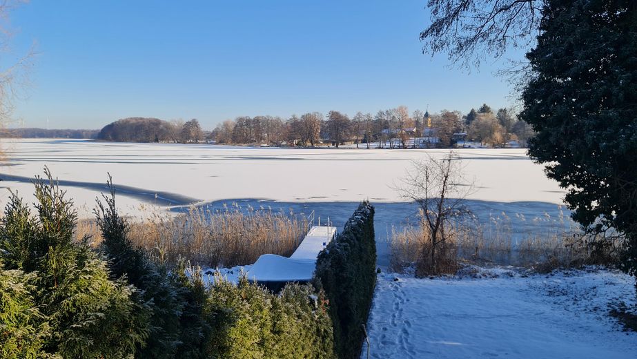  verschneiter Zugang zum See