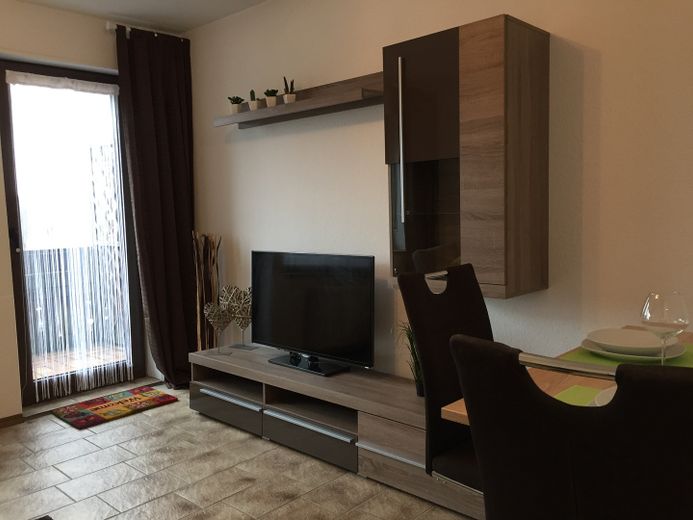 Schöne möblierte 2 ZKB Balkon Single-Wohnung in Pottum am Wiesensee – Wohnzimmer