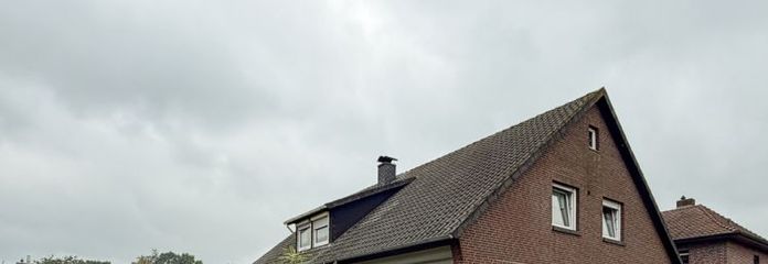 Wiejsko, a jednak blisko miasta! Piękny dom dwurodzinny z dużym ogrodem na sprzedaż w Vorwohlde.