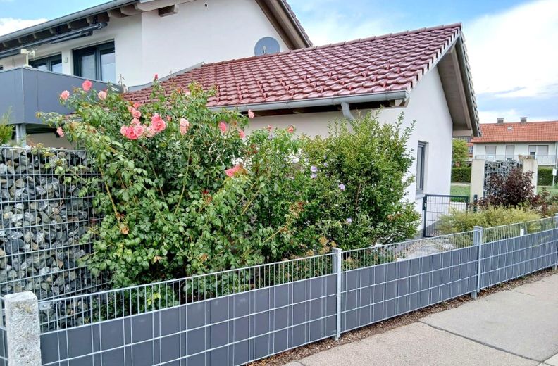 Habiter et travailler : appartement de 5 pièces au rez-de-chaussée avec jardin et bureau/salle de loisirs de 60 m² au sous-sol – Gartenseite