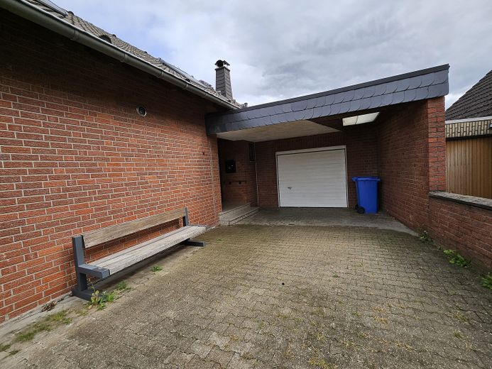 Einfahrt und Garage