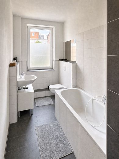 Stilvoll möblierte 2-Zimmer-Wohnung in Nürnberg – frisch saniert, sofort verfügbar – Badezimmer