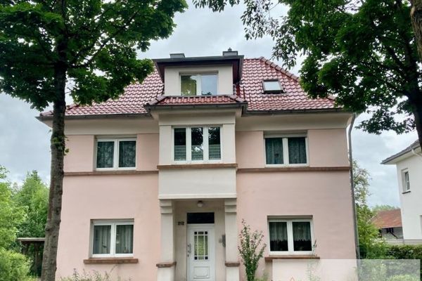 बैड लिप्सप्रिंगे में PV प्रणाली और अलग निर्माण भूखंड सहित एकल-परिवार का घर बिक्री के लिए।
