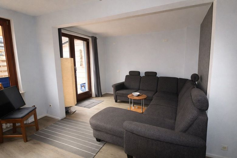 Charmantes Reihenmittelhaus auf Helgoland-Oberland mit ausgebautem Dachgeschoss und 2 Terrassen – Wohnzimmer