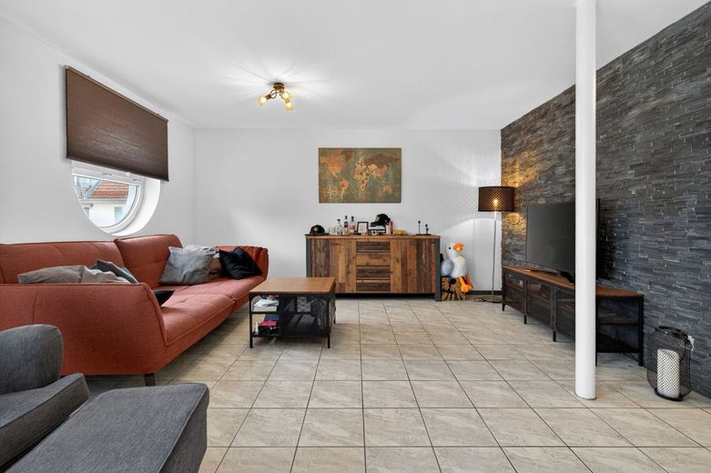 Freiwerdend: Moderne Wohnung mit Balkon und TG in zentraler Lage – Wohnzimmer