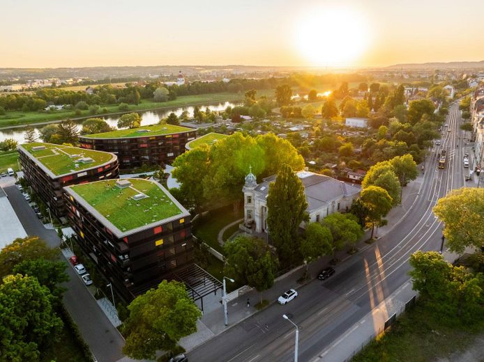 Erstbezug: Exklusive, sonnige 2-Zimmer-Wohnung mit Balkon mit Elbblick in Bestlage im Marina Garden! – Extensive Dachbegrünung