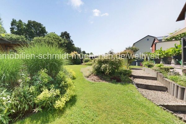 Spacious two-family house in Fuldatal - perfect for large families &amp; multi-generational living