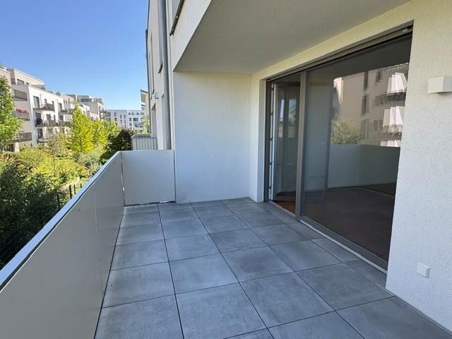 ¡Apartamento de 4 habitaciones con cocina americana y gran balcón! ¡Moderno, cómodo y excelentemente comunicado! – Balkon
