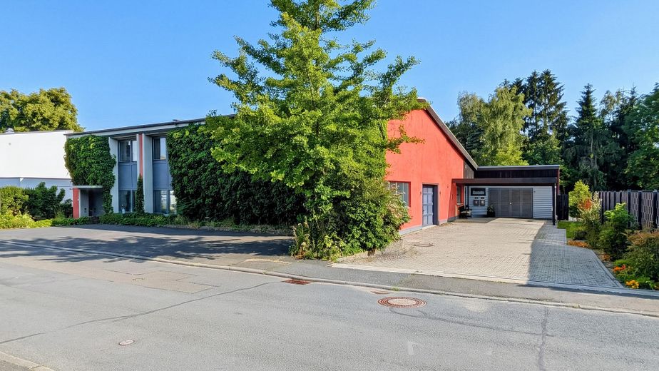 290 m² + 2.464 m² Naturidyll | Pool & Gartensauna | Aartalblick | Mehrgenerationen o. Vermietung – Straßenansicht Hofeinfahrt