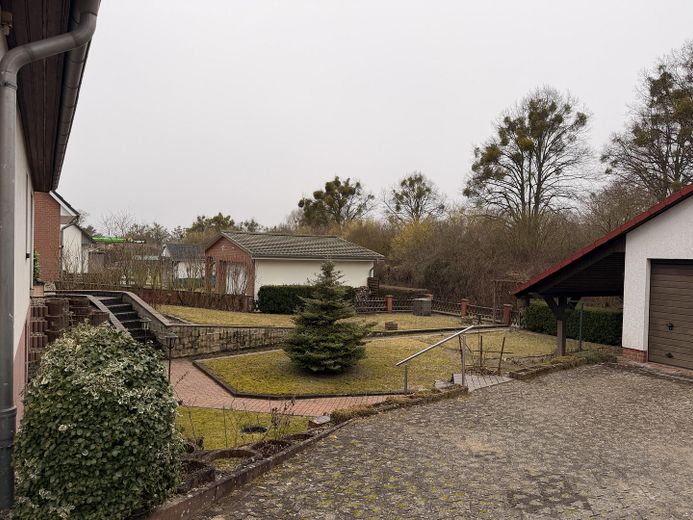 Garten & Doppelgarage