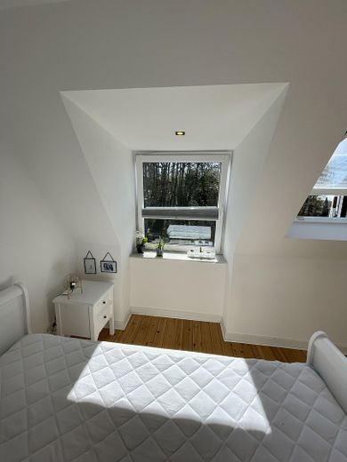 شقة مشرقة مُجددة من 3 غرف في ديسترنبروك – Schlafzimmer Blick ins Grüne