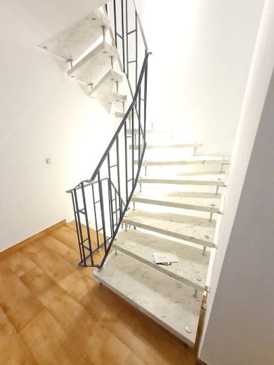 NEUSTADT OT POGGENHAGEN: Schöne Doppelhaushälfte in ruhiger Feldrandlage mit guter Anbindung – EG Treppe