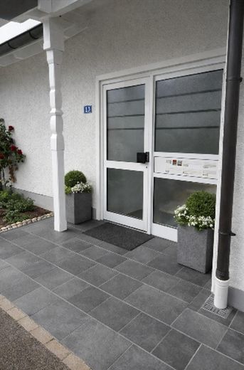 Gartenwohnung, wohnen fast wie im eigenen Haus - komplett renoviert – Bild ist mit KI erstellt.