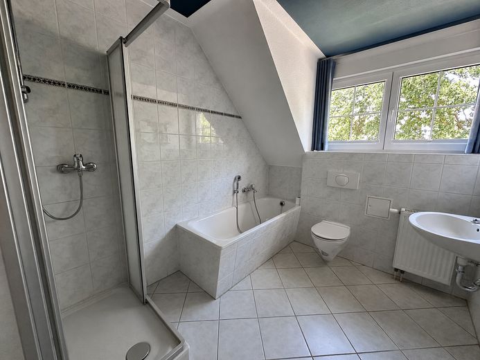 Zmodernizowane mieszkanie 2-pokojowe z kuchnią w zabudowie, balkonem i carportem – Foto 4