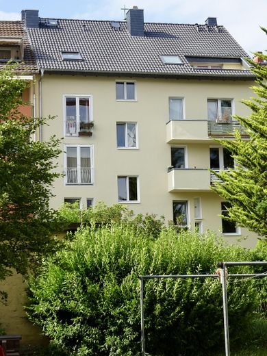 2-Zimmer-Dachgeschosswohnung mit Garten im Gallusviertel – Hausansicht vom Garten