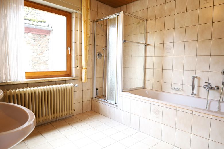 139 qm | 7 Zimmer | 2 Balkone | Reihenendhaus für 125.000 € – 2. OG Bad Foto 3