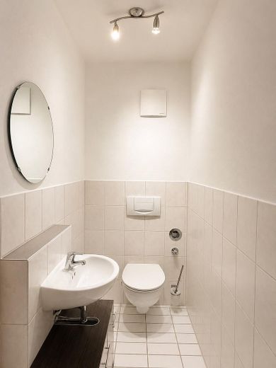 Großzügige 4-Zimmer-Maisonette Wohnung mit Hauscharakter, Garten und 2 Garagen – Gäste WC