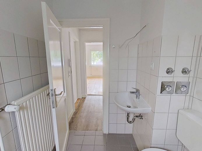 Bunte Blätter, kühles Wetter – 1 Kaltmieterlass fürs kuschelige Heim: Gemütliche 2-Zimmer-Wohnung mit Wannenbad – Ansicht II: Bad